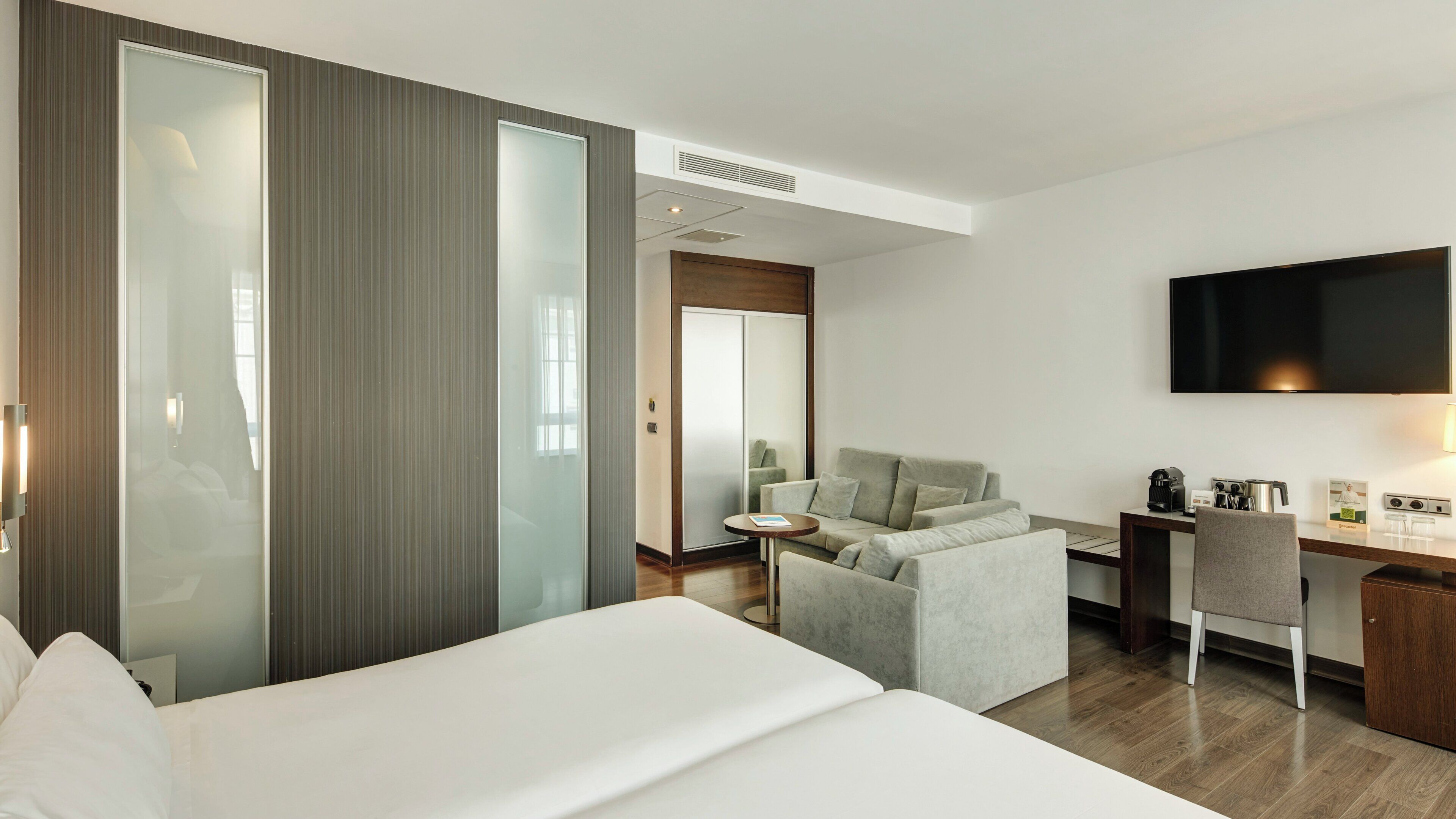 Habitación superior con 2 camas individuales | Minibar, caja fuerte, escritorio y cortinas opacas