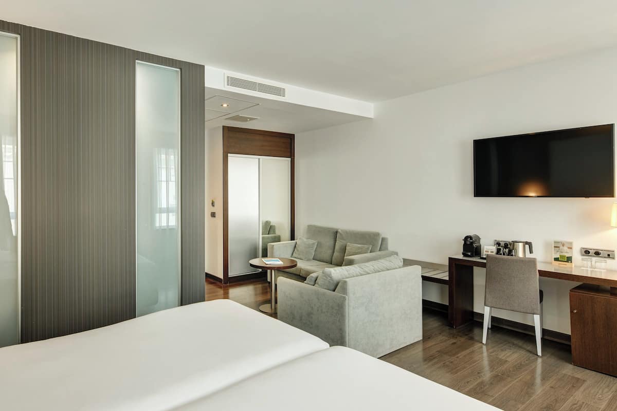Minibar, caja de seguridad en la habitación y escritorio