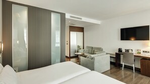 Superior Twin Room | Minibar, in-room safe, desk, blackout drapes - Hotel Sercotel Coliseo (Bilbao)