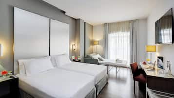 Een minibar, een kluis op de kamer, een bureau, verduisterende gordijnen