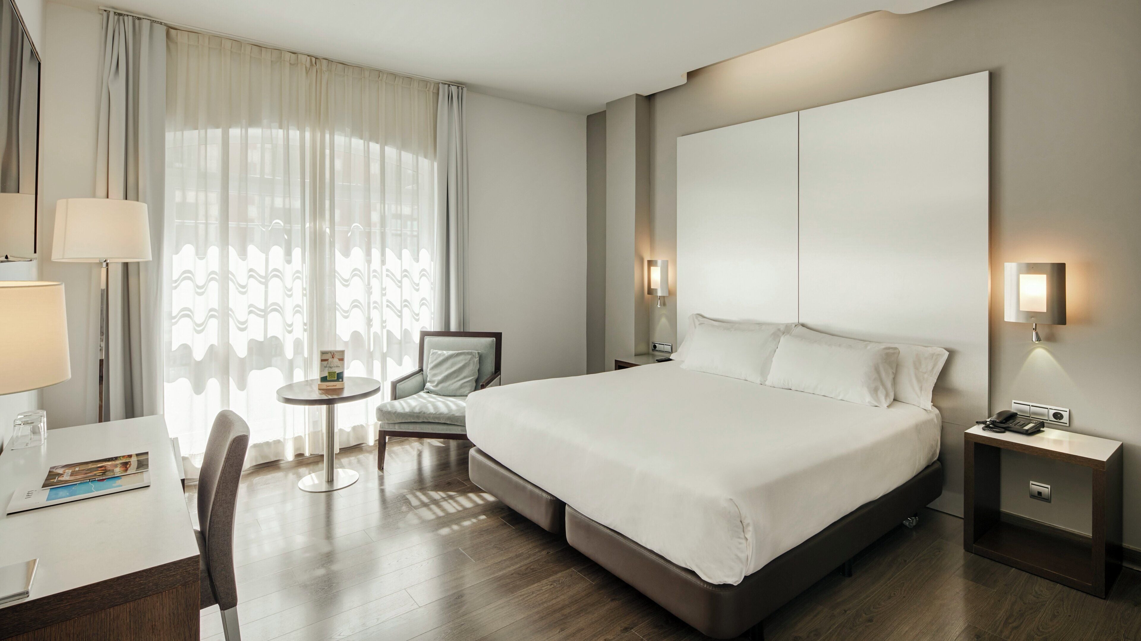 Habitació doble clàssica | Minibar, caixa forta a l'habitació, escriptori i cortines opaques 