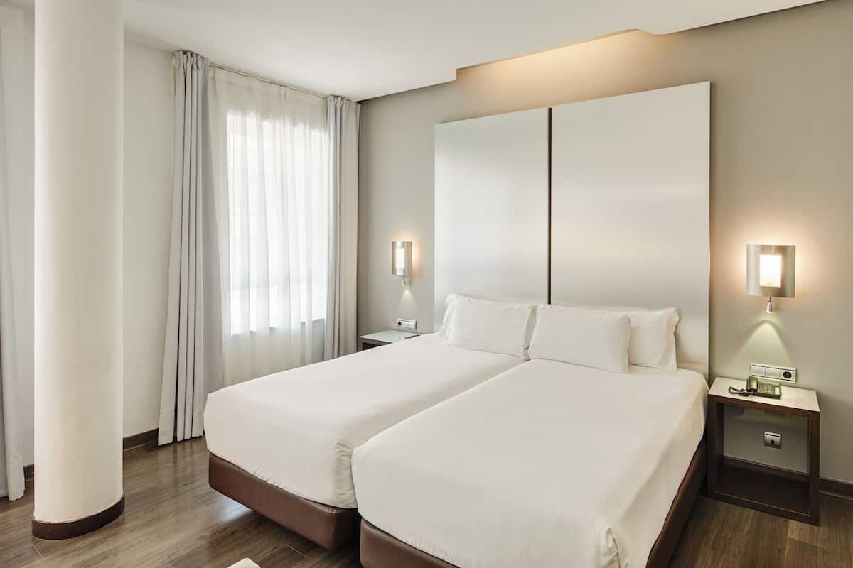 Minibar, caja de seguridad en la habitación y escritorio