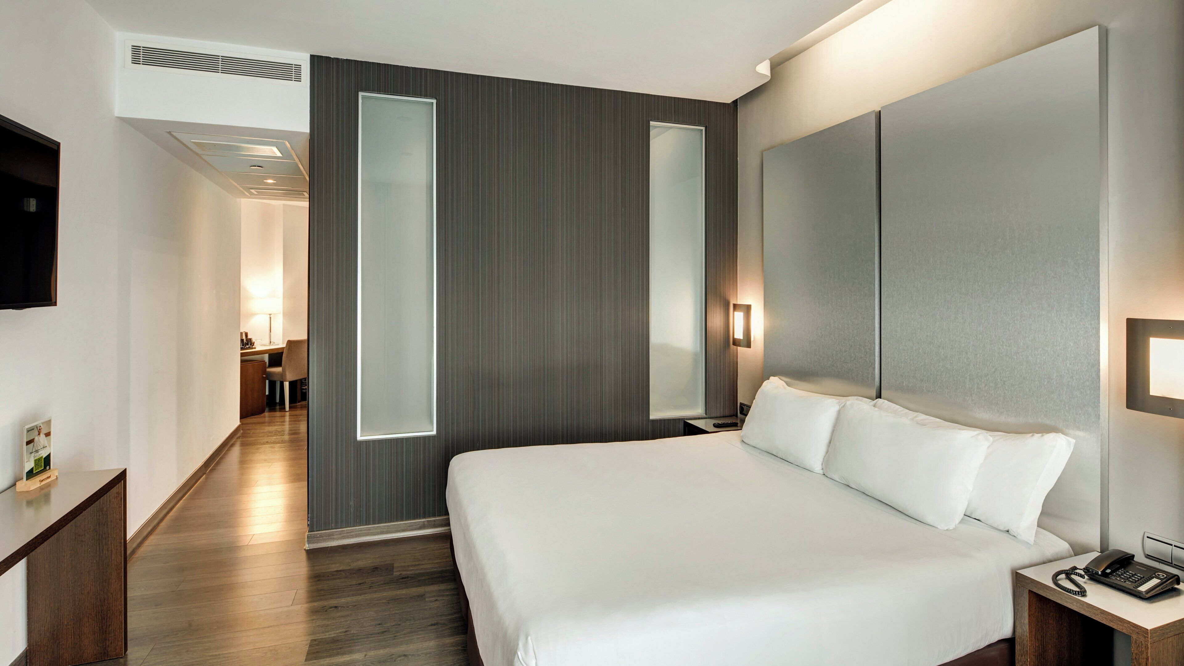 Junior Suite | Minibar, in-room safe, desk, blackout drapes