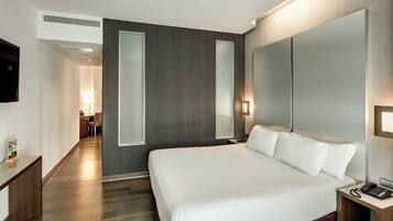 Junior suite | Een minibar, een kluis op de kamer, een bureau, verduisterende gordijnen