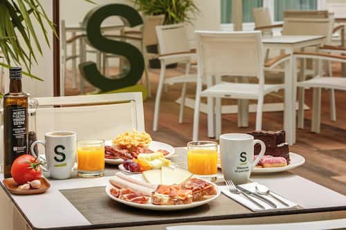 Petit déjeuner buffet servi tous les jours en supplément