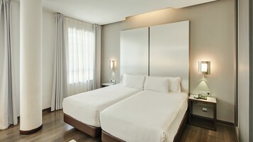 Habitación superior con 2 camas individuales | Minibar, caja fuerte, escritorio y cortinas opacas