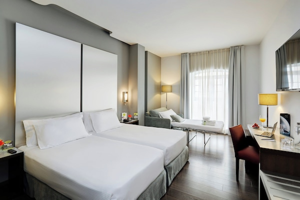 Triple Room | Minibar, in-room safe, desk, blackout drapes
