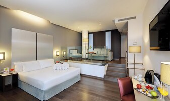 Frigobar, cofres nos quartos, escrivaninha, cortinas blackout