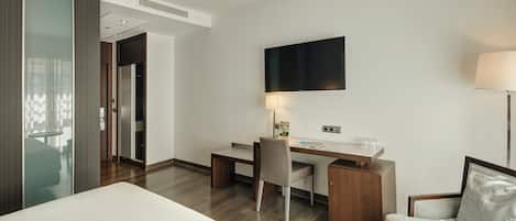 Classic Double Room | Minibar, in-room safe, desk, blackout drapes