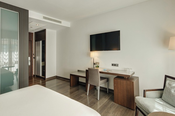 Classic Double Room | Minibar, in-room safe, desk, blackout drapes