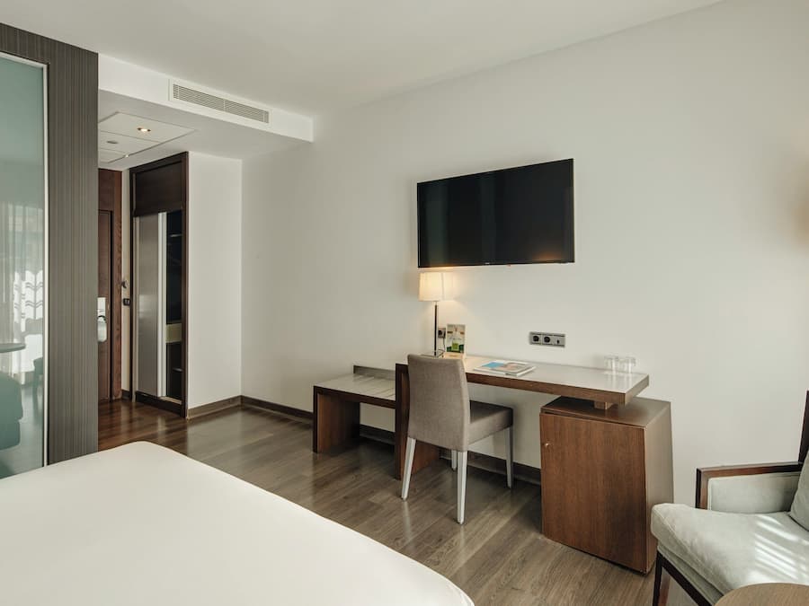 Classic Double Room | Minibar, in-room safe, desk, blackout curtains