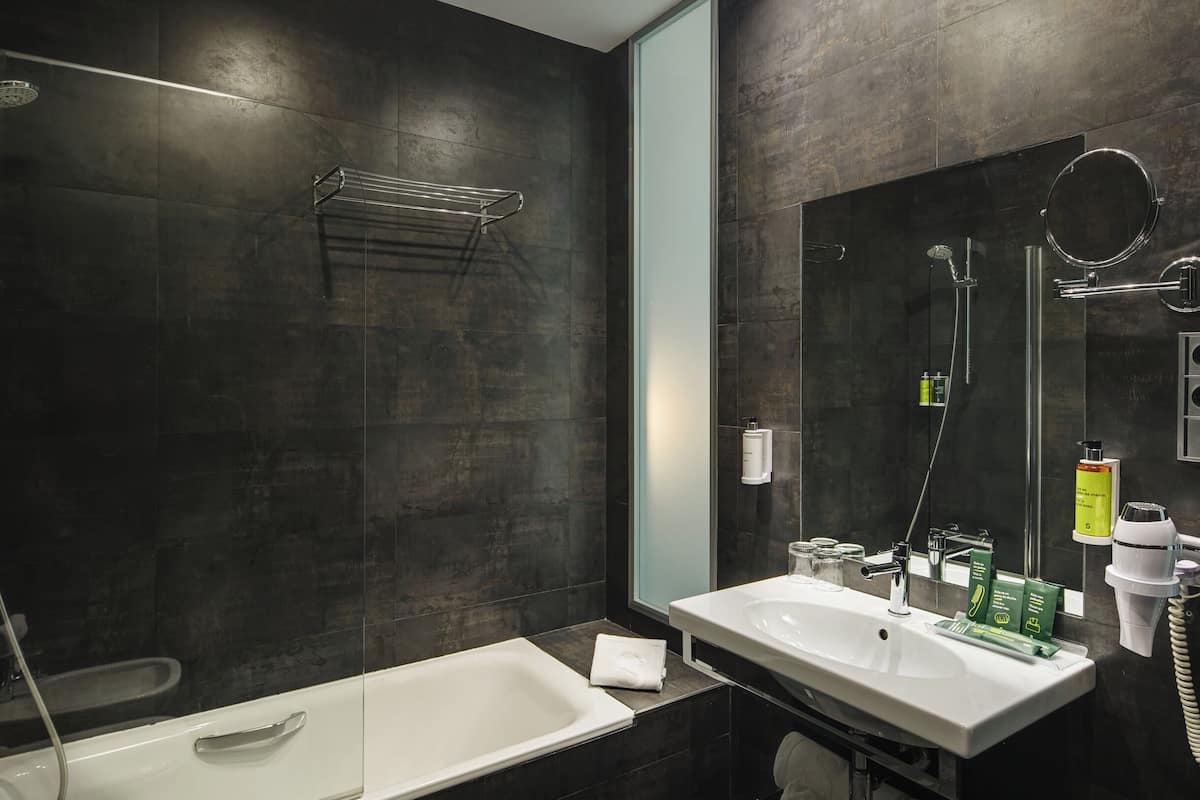 rainfall showerhead, free toiletries, hair dryer, bidet