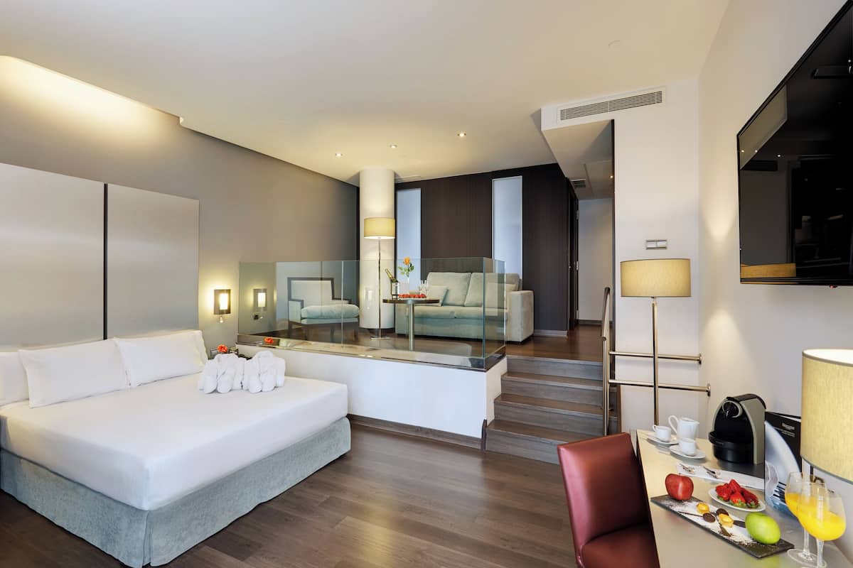 Minibar, caja de seguridad en la habitación y escritorio