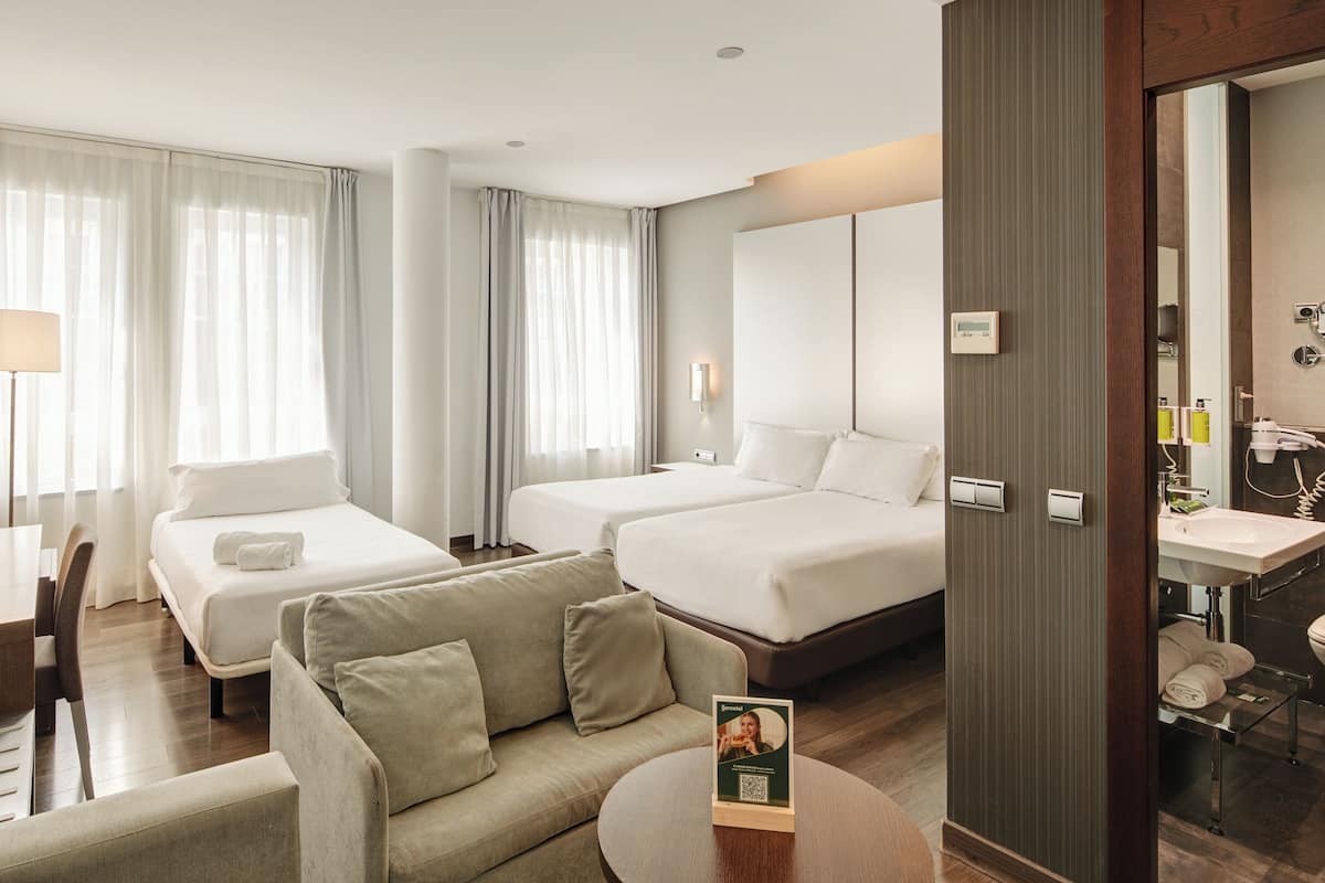 Superior Twin Room | Minibar, in-room safe, desk, blackout drapes