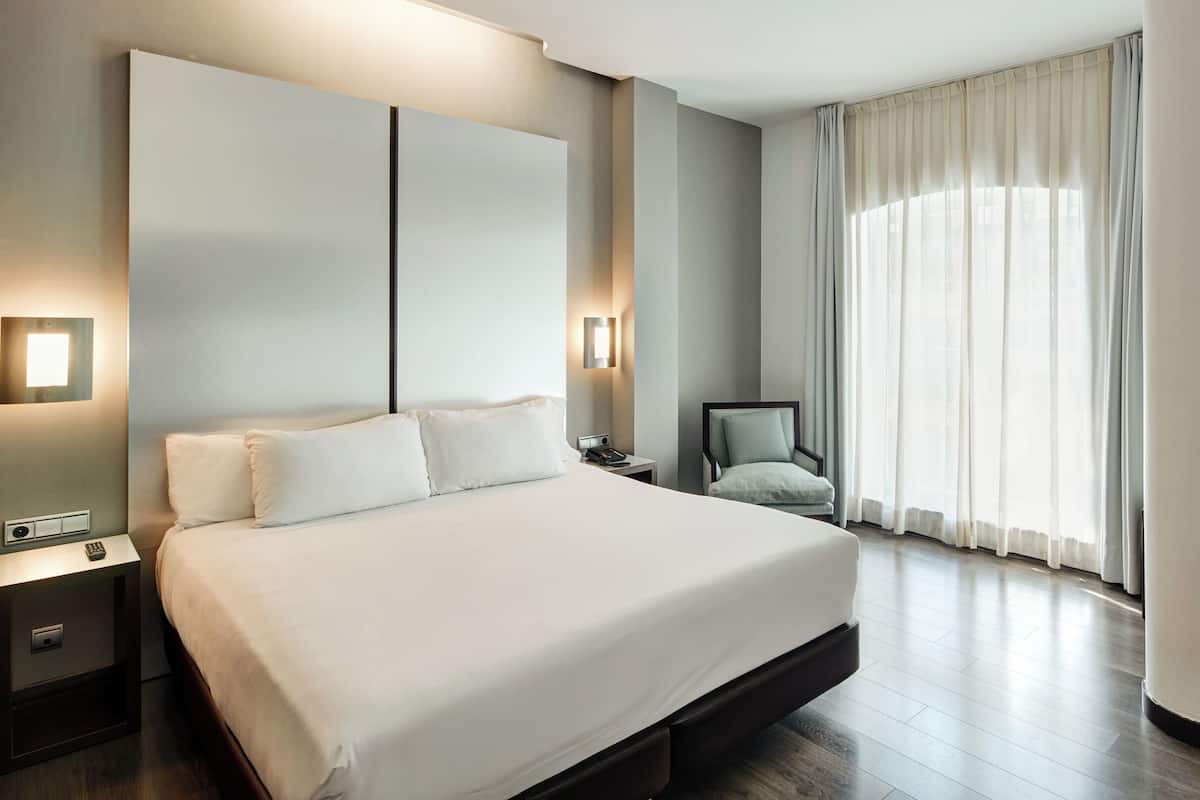 Junior Suite | Minibar, in-room safe, desk, blackout drapes