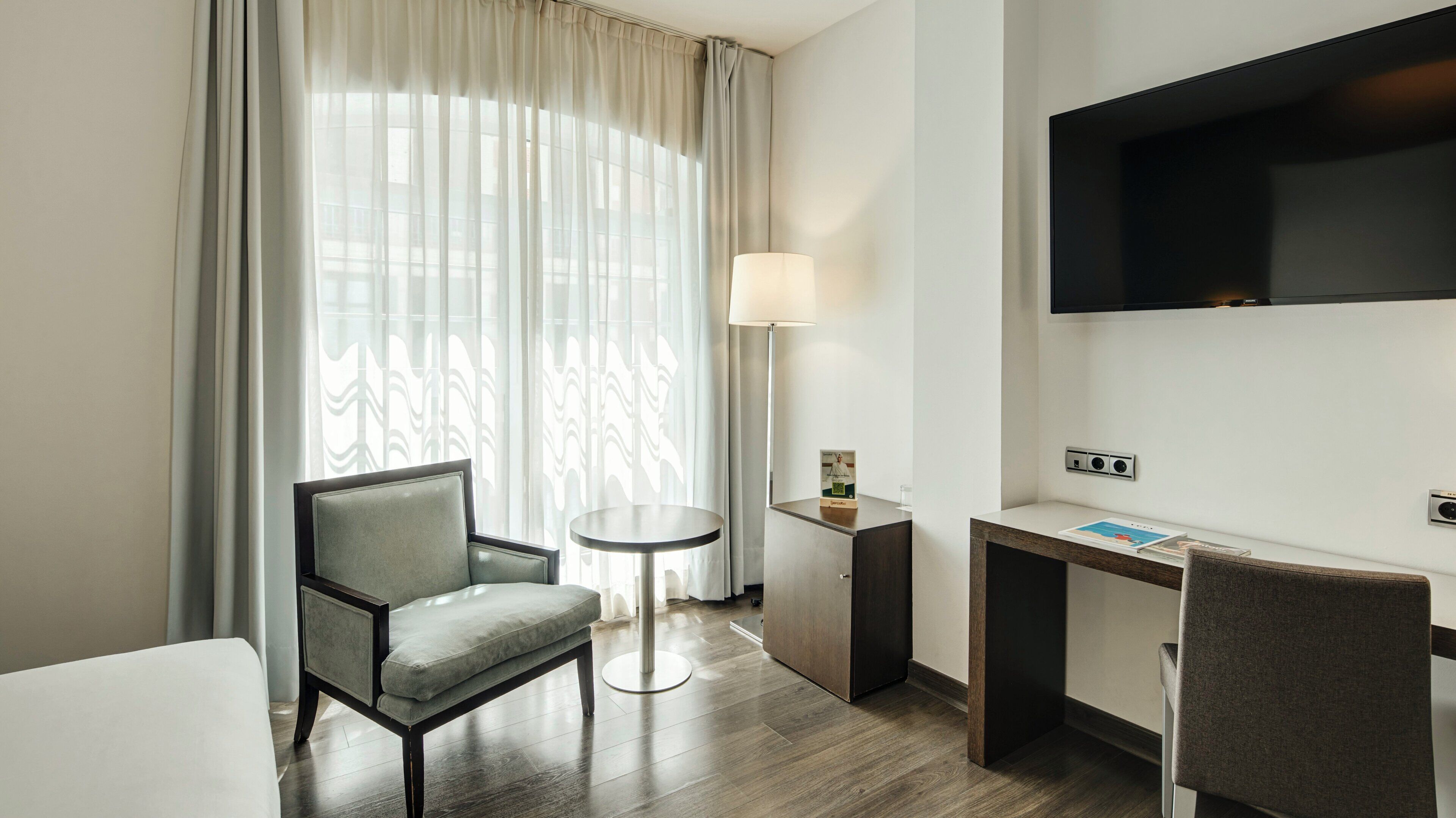 Klassieke Twin kamer | Een minibar, een kluis op de kamer, een bureau, verduisterende gordijnen