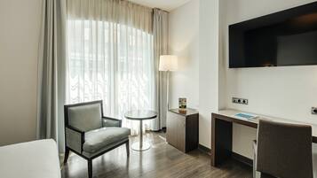 Klassieke Twin kamer | Een minibar, een kluis op de kamer, een bureau, verduisterende gordijnen