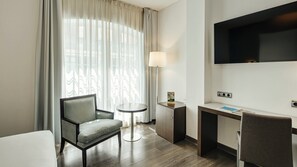 Minibar, caja de seguridad en la habitación y escritorio