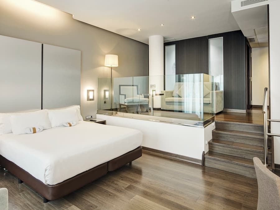 Minibar, caja de seguridad en la habitación y escritorio