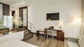 Minibar, caja fuerte, escritorio y cortinas opacas