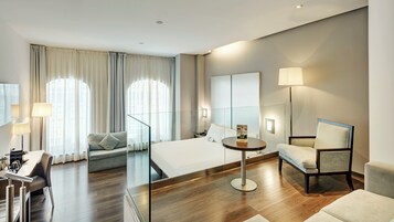 Quarto casal superior | Frigobar, cofres nos quartos, escrivaninha, cortinas blackout