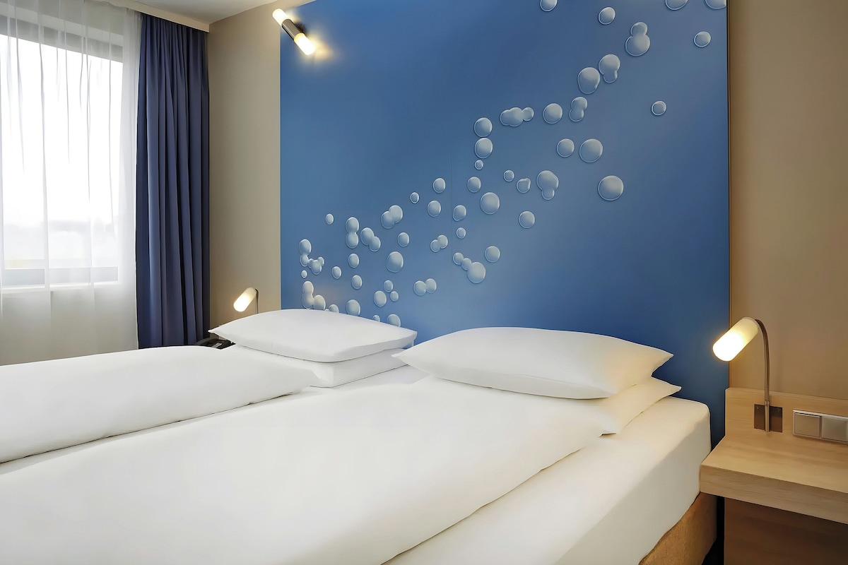 Hypo-allergenic bedding available, desk, soundproofing, WiFi (free)