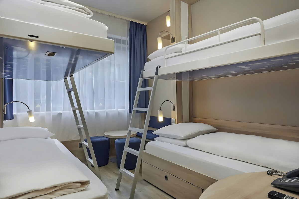 Family Room | Hypo-allergenic bedding available, desk, soundproofing, WiFi (free)