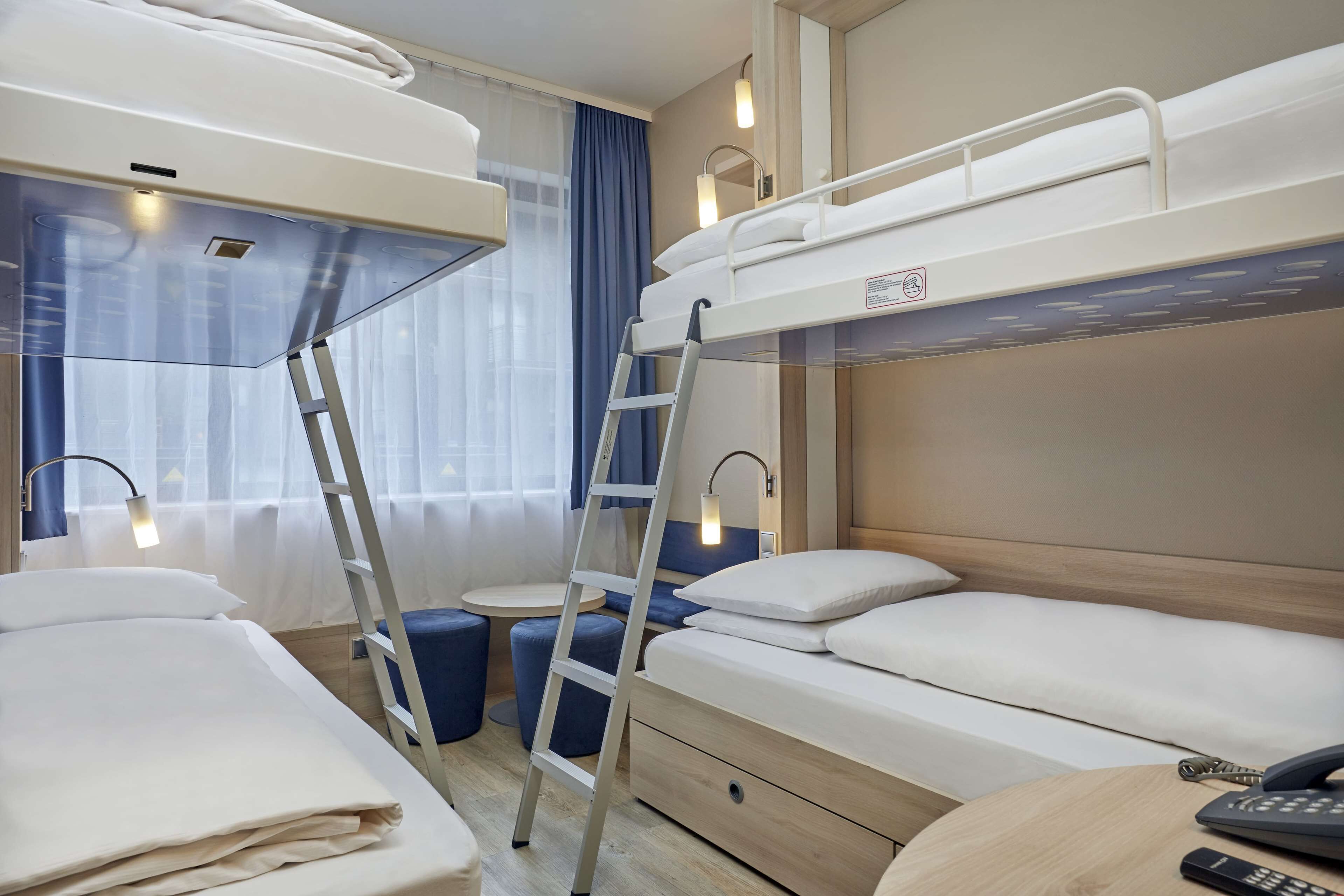 quadruple room | hypo-allergenic bedding, desk, soundproofing, free wifi