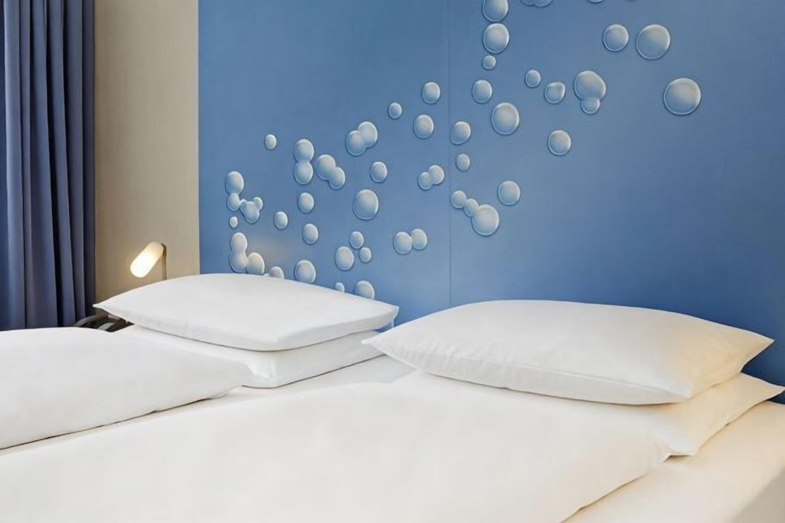 Ropa de cama hipoalergénica, escritorio y sistema de insonorización 