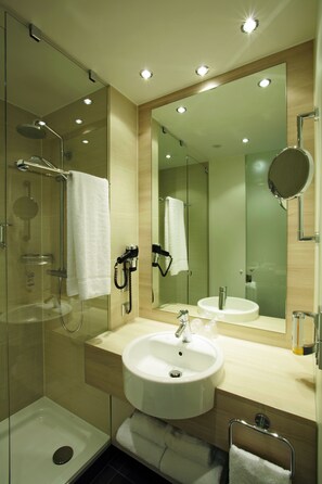 Shower, rainfall showerhead, eco-friendly toiletries, hair dryer - H2 Hotel Berlin Alexanderplatz (Berlin)