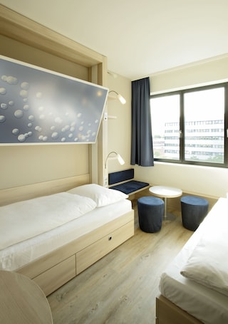 Hypo-allergenic bedding, desk, soundproofing, free WiFi