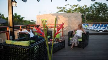 Bar tepi kolam renang