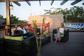 بار بجانب حمام السباحة