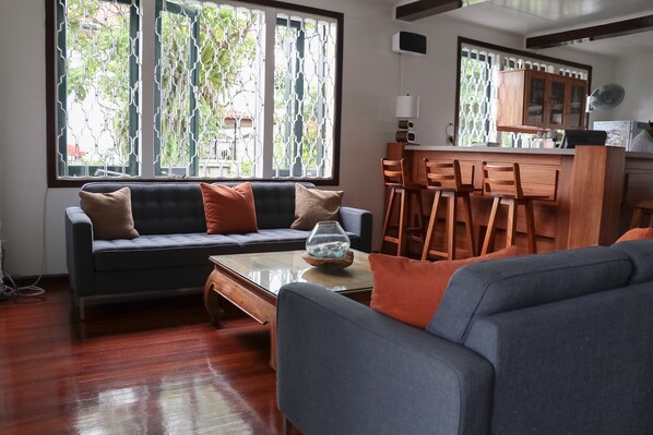 حيث تُقدم وجبات الغداء، العشاء، الأطباق المحلية، إطلالات على الحديقة