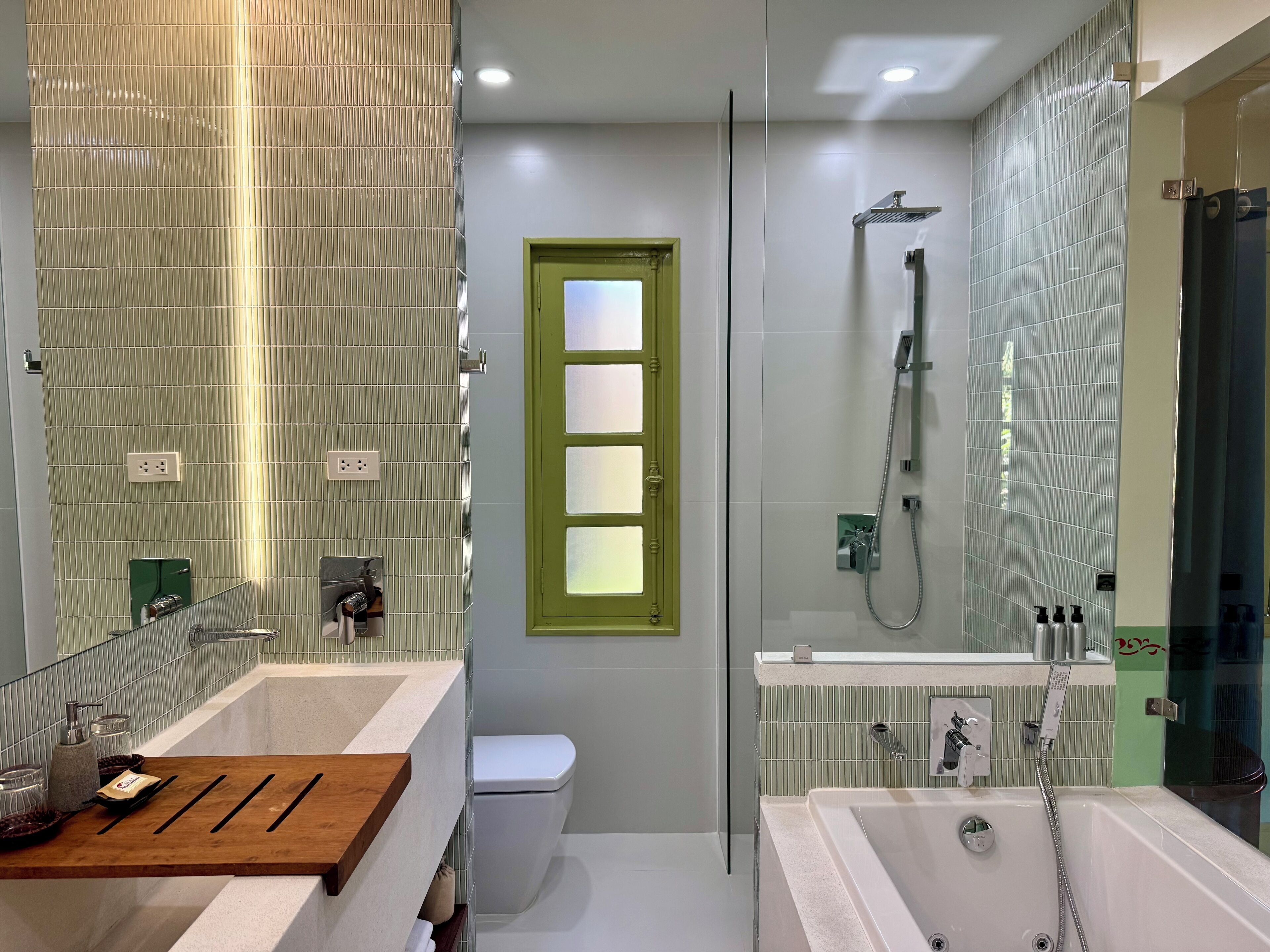 heritage suite with bathtub | bathroom | free toiletries, hair dryer, bathrobes, slippers