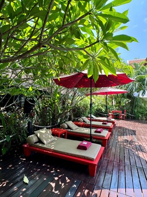 Utendørsbasseng og bassengparasoller