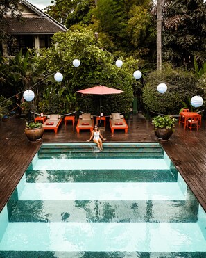 Una piscina al aire libre, sombrillas