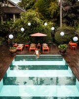 Una piscina al aire libre, sombrillas