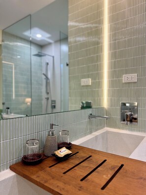 Heritage Suite With Bathtub | Badezimmer | Kostenlose Toilettenartikel, Haartrockner, Bademäntel, Hausschuhe