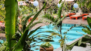 Una piscina al aire libre, sombrillas