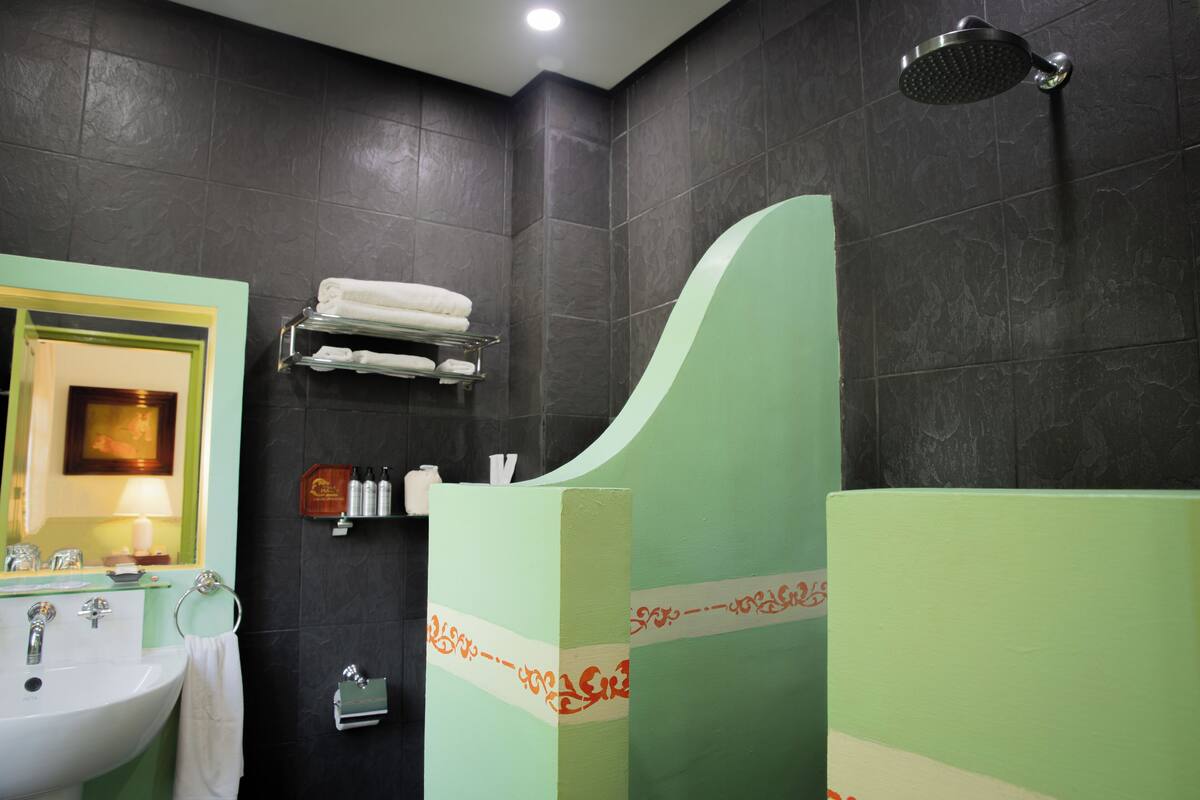 Dobbelt- eller tomannsrom – superior | Bad | Toalettartikler (inkludert), hårføner, badekåper og tøfler