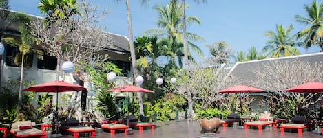 Piscine extérieure, parasols de plage