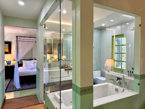 Heritage Suite With Bathtub | Área de sala de estar | Televisión LCD de 32 pulgadas con canales por cable y televisión