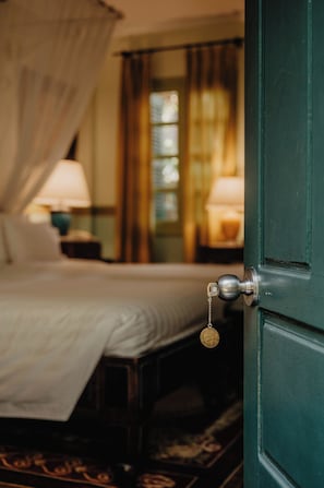 Minibar, caja de seguridad en la habitación, escritorio y ropa de cama