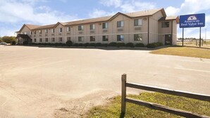 Un hôtel à plusieurs étages, doté d’un toit plat et d’une enseigne indiquant qu’il s’agit d’un établissement de la chaîne Ameris Best Value Inn.