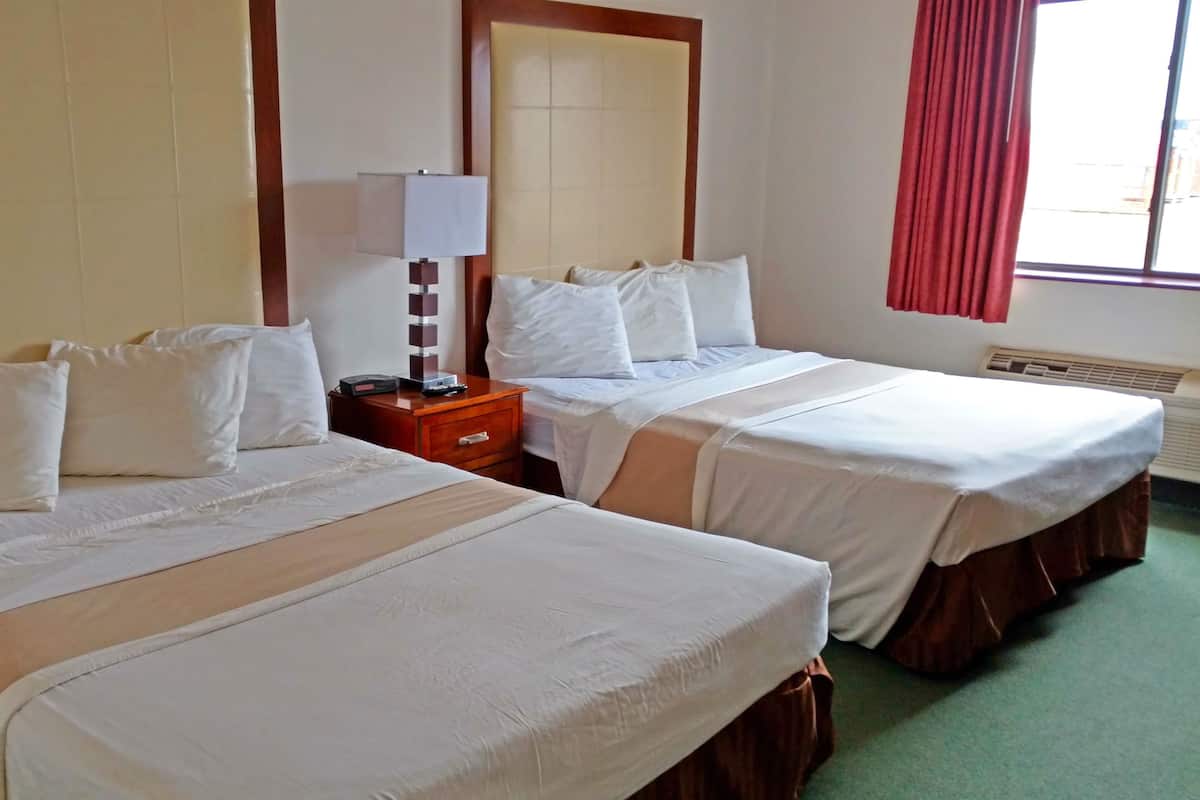 Kamar, 2 Tempat Tidur Queen, Bebas Asap Rokok | Meja kerja, tempat tidur lipat/tambahan, Wi-Fi gratis, dan jam alarm
