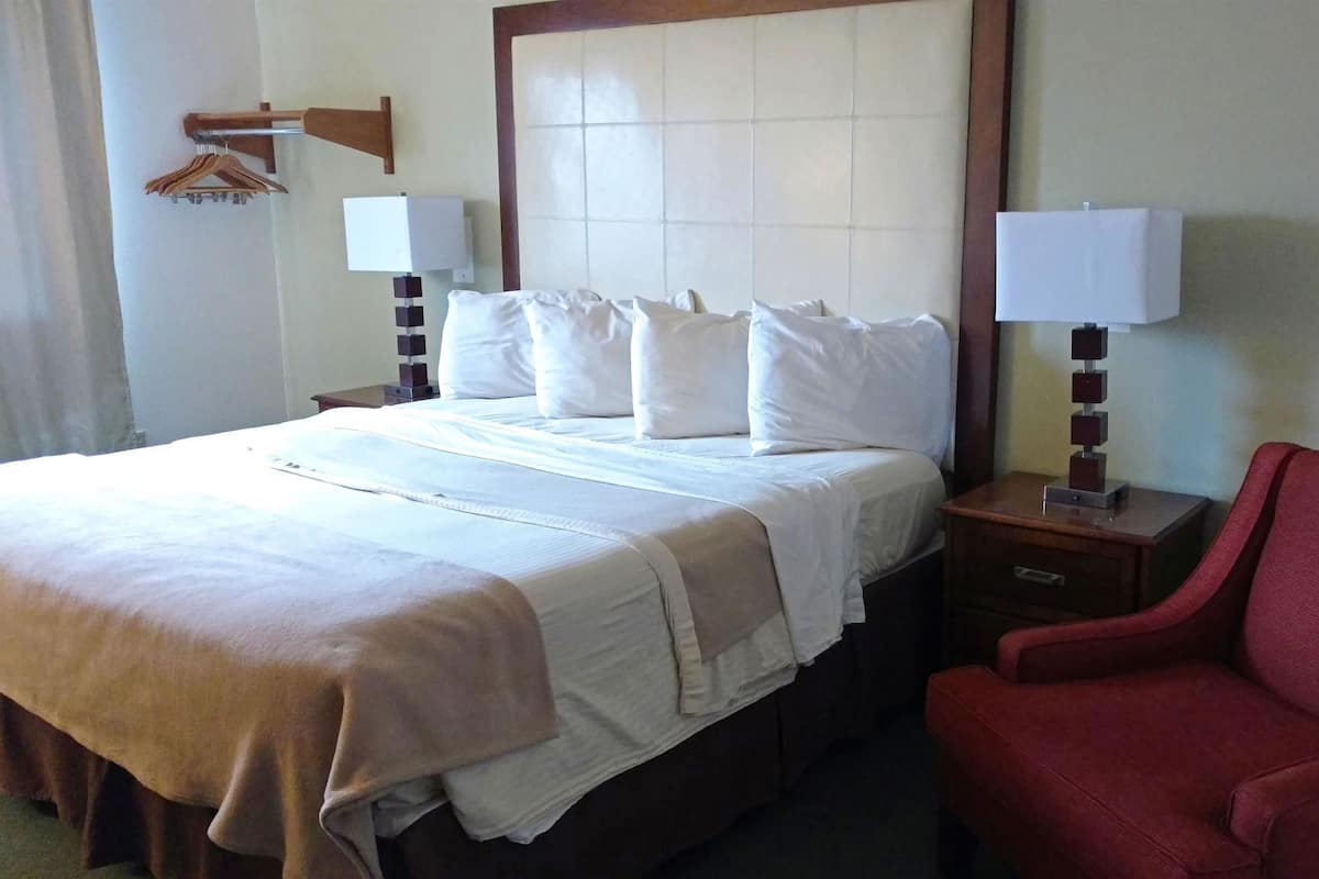 Meja kerja, tempat tidur lipat/tambahan, Wi-Fi gratis, dan jam alarm