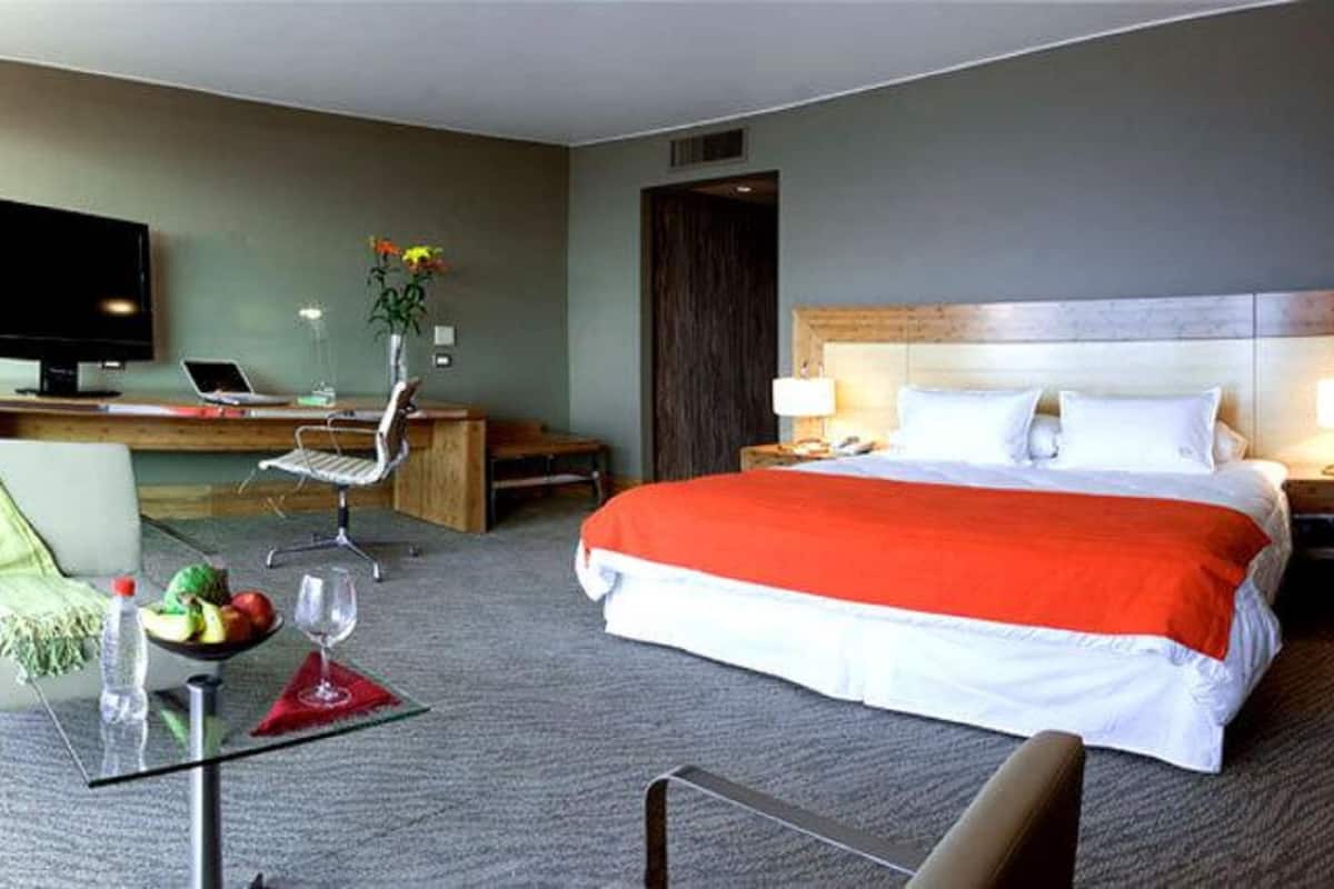 Premium bedding, in-room safe, desk, free WiFi