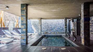 Een sauna, een bubbelbad, lichaamsbehandelingen, aromatherapie