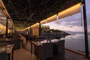 Breakfast, lunch and dinner served